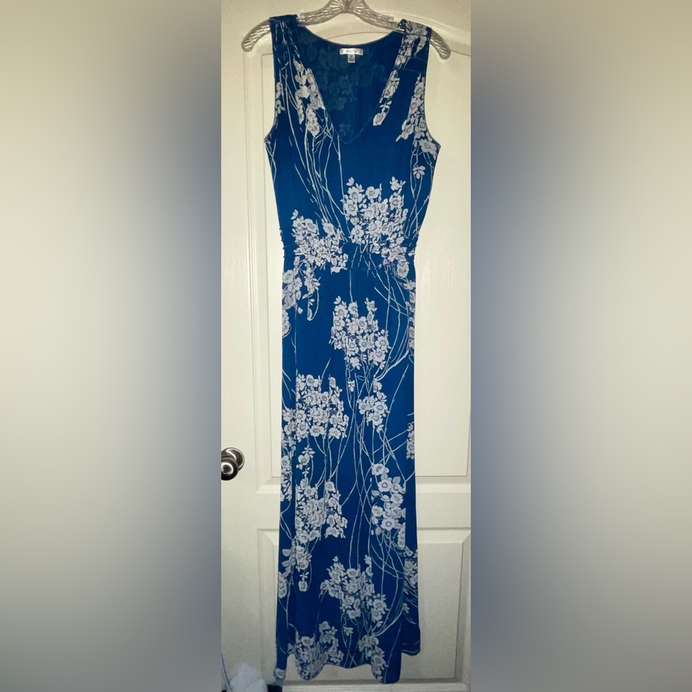 LIKE NEW SOPHIE MAX BLUE FLORAL FLOOR LENGTH GOWN